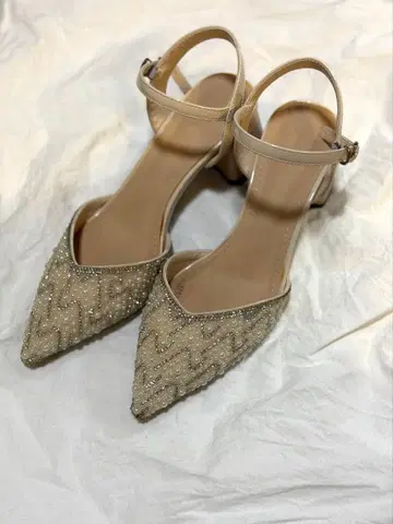 비쥬 장식 베이지 스틸레토 펌프스