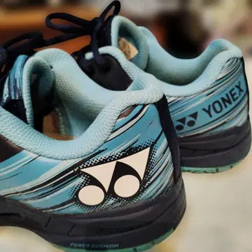 새상품급 YONEX POWER CUSHION 테니스화 여성용 최경량