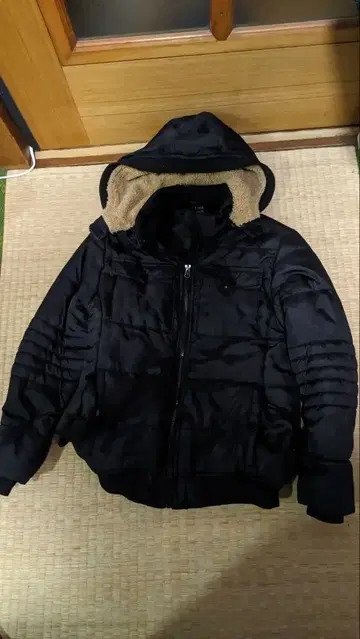 키즈용 다운 자켓 블랙 후드 부착 1