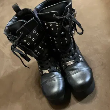 스터드 장식 블랙 부츠