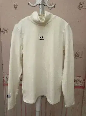 터틀넥 티셔츠 아이보리 / 원 포인트