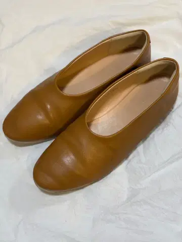 브라운 가죽 플랫슈즈
