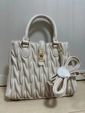 화이트 플리츠 디자인 핸드백과 스마트폰 케이스 14