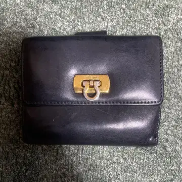 페라가모 블랙 가죽 이단 접이식 지갑