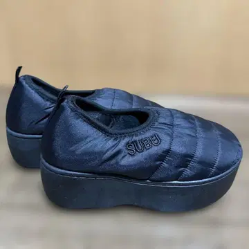 SUBU 블랙 퀼팅 슬립온