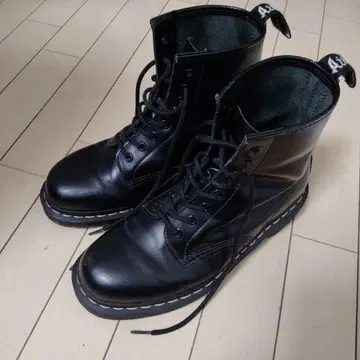 닥터마틴 8홀 화이트 스티치