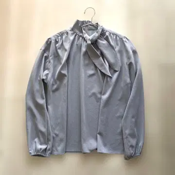 투모로우랜드 리본 타이 블라우스 스카이블루