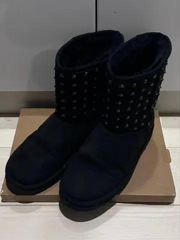 스터드 장식 블랙 어그 부츠 archive