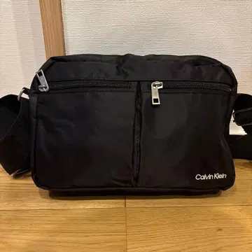 Calvin Klein 블랙 숄더백 룩북