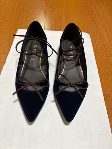 [ LE TALON ] 벨로아 소재 포인트 더블 리본 플랫 여성용