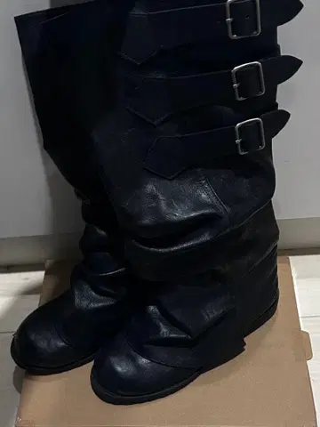 버클 달린 블랙 가죽 롱 부츠