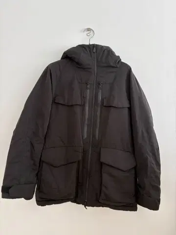 유니클로 화이트 마운티니어링 다운 XS