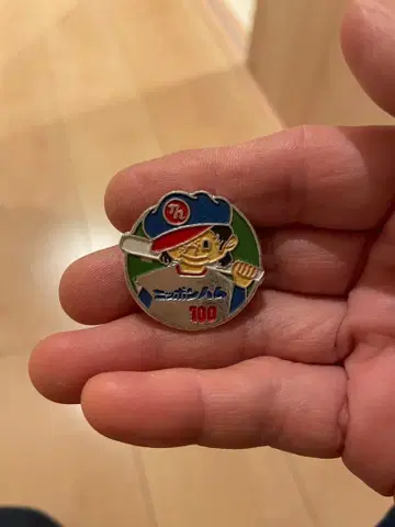 기념 100 배트 캐릭터 핀 배지