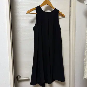 ZARA 블랙 슬리브리스 무릎 기장 원피스