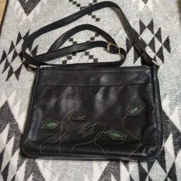 [ 미사용 ] 블랙 가죽 숄더백 잎 자수