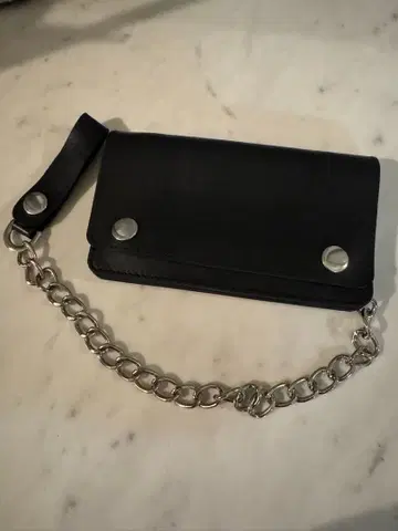 저널 스탠다드 체인 달린 가죽 지갑