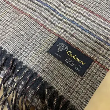 캐시미어 혼방 체크 무늬와 블랙 리버서블 머플러