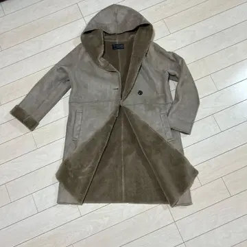 어반 리서치 도어스 베이지 후드 부착 무스탕 롱 코트