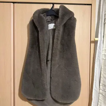 파시오네 후드 부착 그레이 퍼 베스트