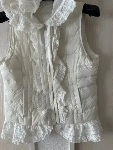 핑크하우스 프릴 장식 다운 베스트