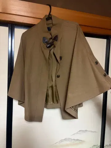 베이지 케이프 코트