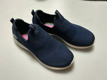 Skechers 네이비 슬립온 스니커즈