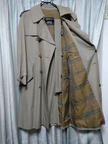 베이지 더블 브레스트 트렌치코트