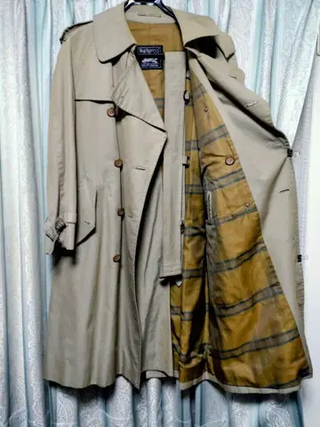 베이지 더블 브레스트 트렌치코트