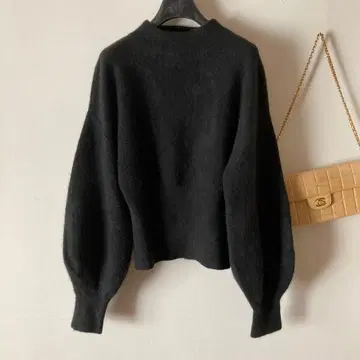 스타일링/케이시라하타*퍼캐시미어 88% 벌룬 소매 니트*블랙