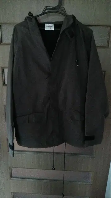 다크 브라운 후드 부착 마운틴 후드티