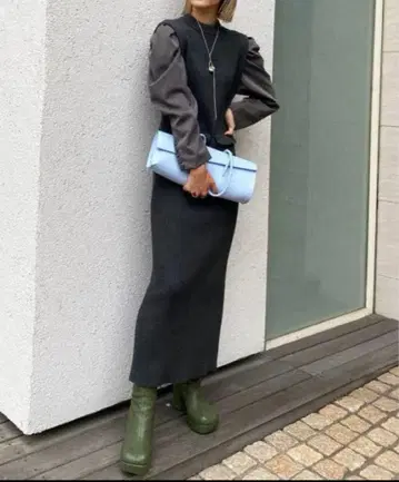 AMERI 다크 그레이 니트 원피스 퍼프 슬리브