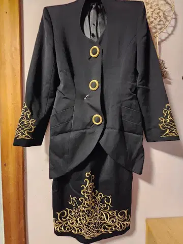 블랙 자수 자켓과 스커트 셋업