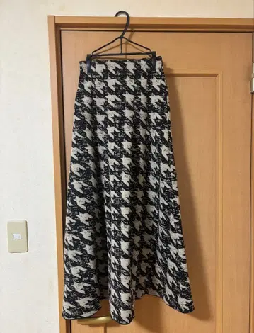 [ 새상품급 겨울용 ] 미라 오웬 하운드 투스 패턴 플레어 롱 스커트