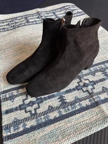 블랙 스웨이드 지퍼 부츠