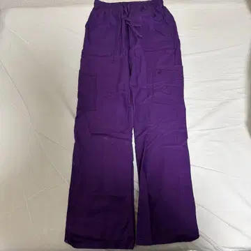 보라색 카고 팬츠 포켓 부착