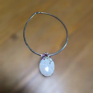 문스톤 플라워 모티브 목걸이