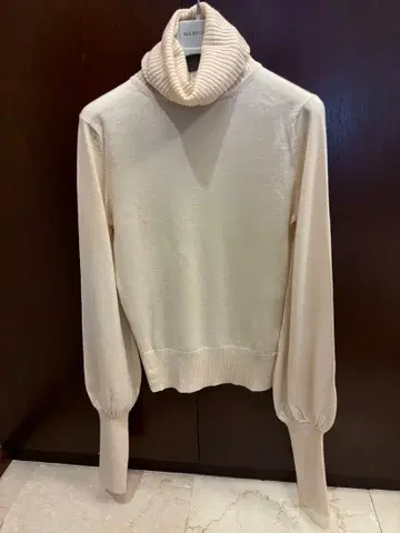 끌로에 크림 터틀넥 니트