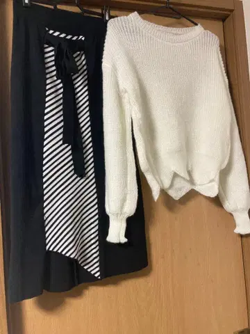 화이트 니트와 스트라이프 스커트 세트 2점 코디 판매