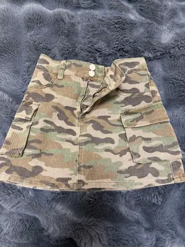 카모 패턴 타이트 스커트 앞면 포켓 부착