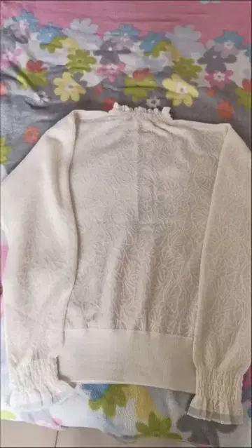 아이보리 프릴 넥 니트