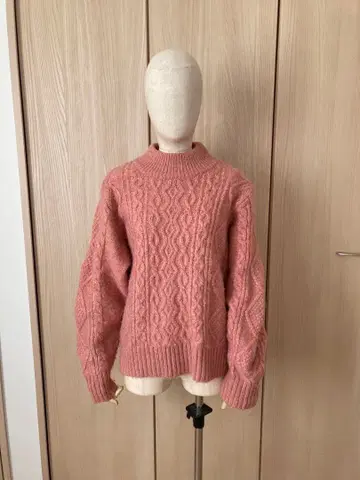 인내추럴 핑크 케이블 니트 긴팔 스웨터