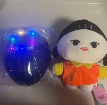 한국 명동 구매 오징어 게임 영희 인형과 블랙 마스크