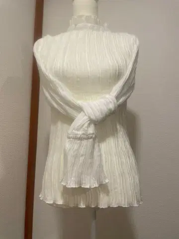 새상품급 화이트 플리츠 긴팔 블라우스