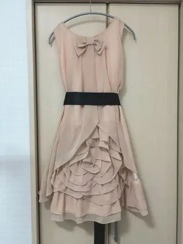 베이지 리본 포함 프릴 원피스