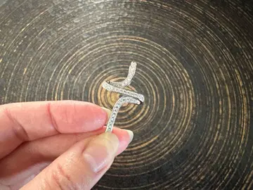 화이트 골드 다이아몬드 크로스 펜던트