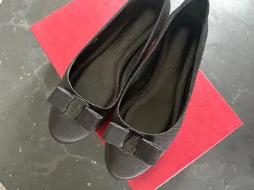 페라가모의 플랫 펌프스 25.5