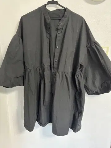 다크 그레이 볼륨 슬리브 셔츠