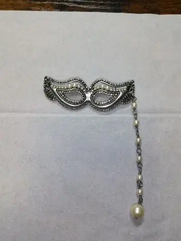 마스크형 브로치 실버색 펄 장식