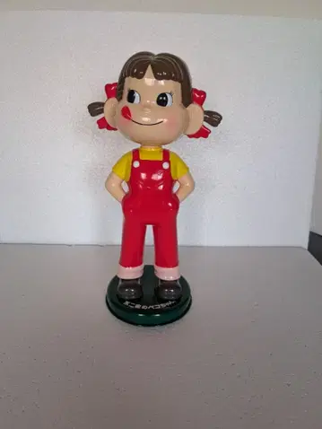 빨간색 오버롤을 입은 어린이 피규어