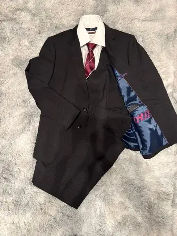 다크 그레이 스트라이프 비즈니스 정장